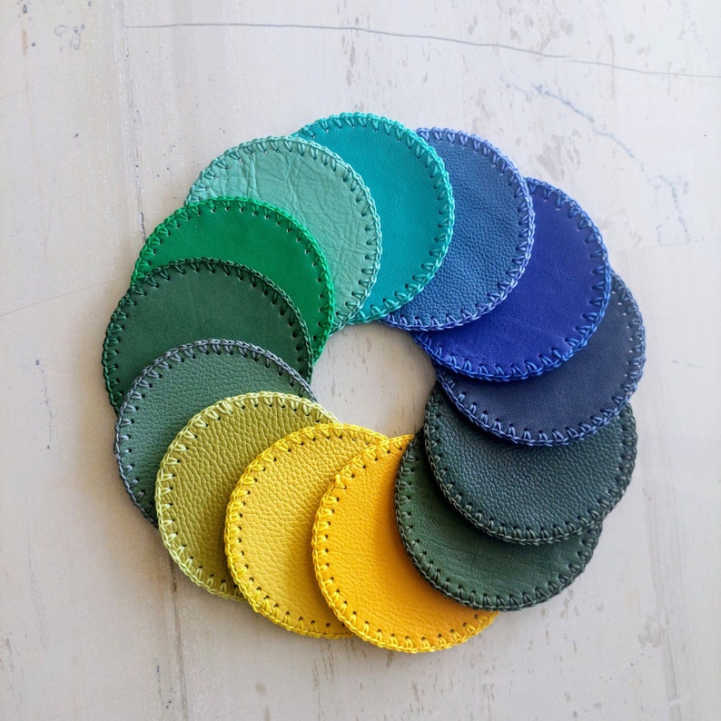 Sous-verre rond en cuir fait main multicolore, diamètre 10 cm