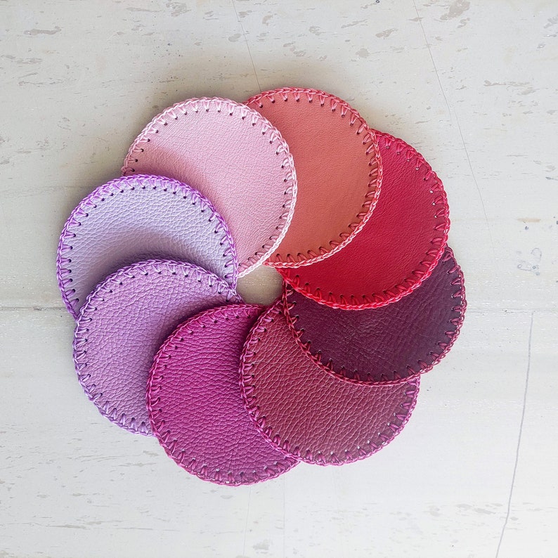 Sous-verre rond en cuir fait main multicolore, diamètre 10 cm