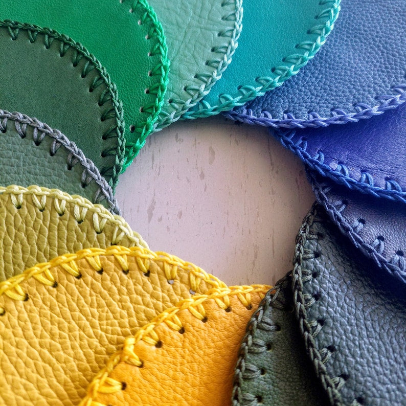 Sous-verre rond en cuir fait main multicolore, diamètre 10 cm