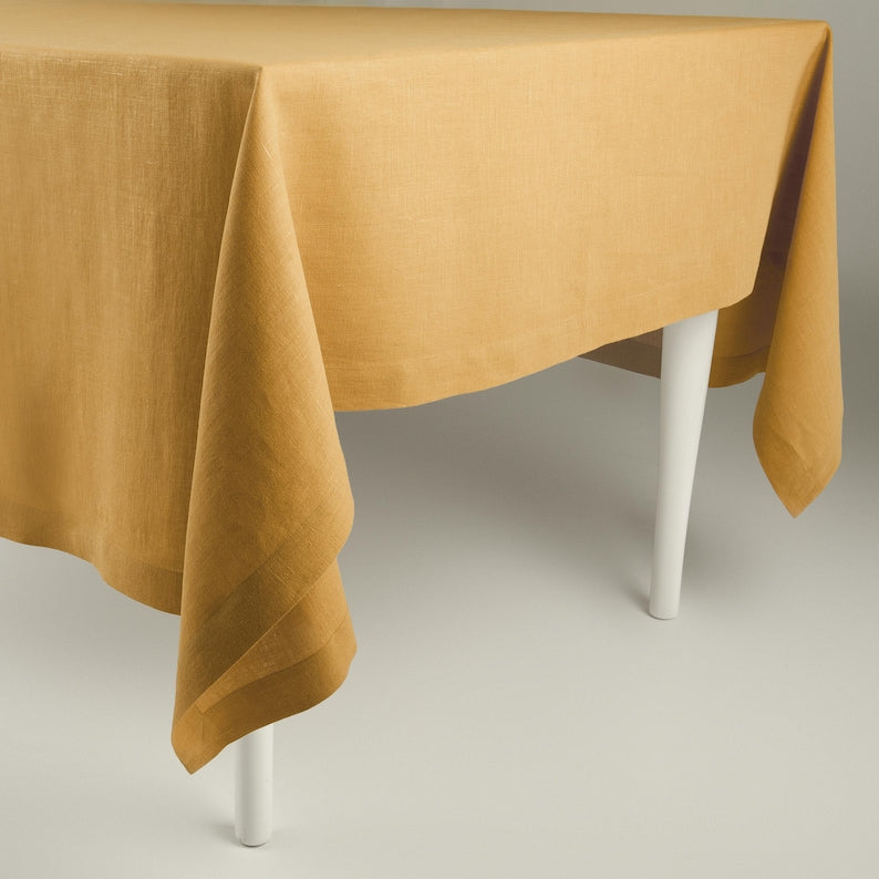 Nappe en lin ocre jaune avec ourlets profonds 4 cm et coins à onglet, 100% lin, lavable en machine