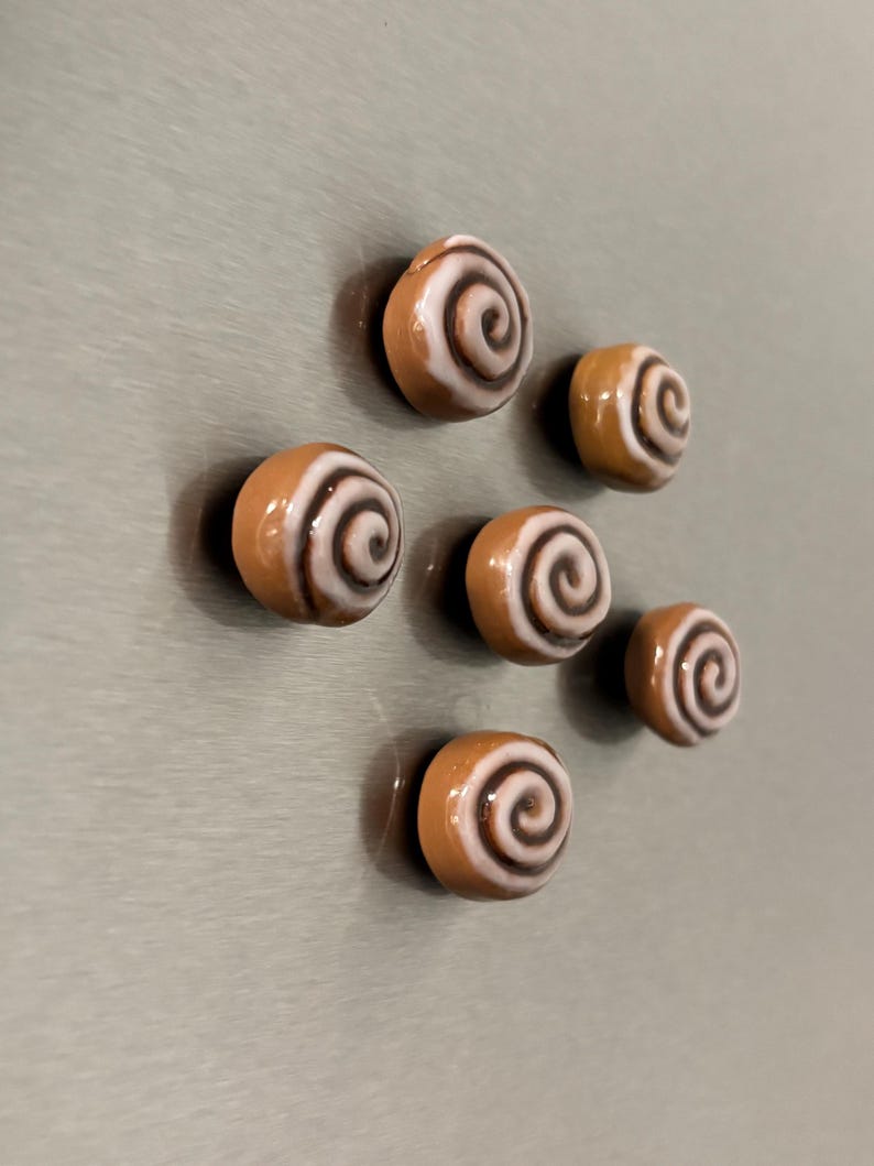 Lot de 3 aimants réfrigérateur en pâte polymère - Bretzel, brioche à la cannelle, grain de café