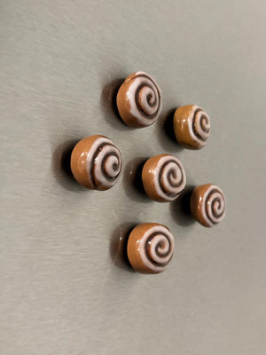 Lot de 3 aimants réfrigérateur en pâte polymère - Bretzel, brioche à la cannelle, grain de café
