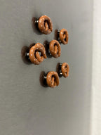 Lot de 3 aimants réfrigérateur en pâte polymère - Bretzel, brioche à la cannelle, grain de café