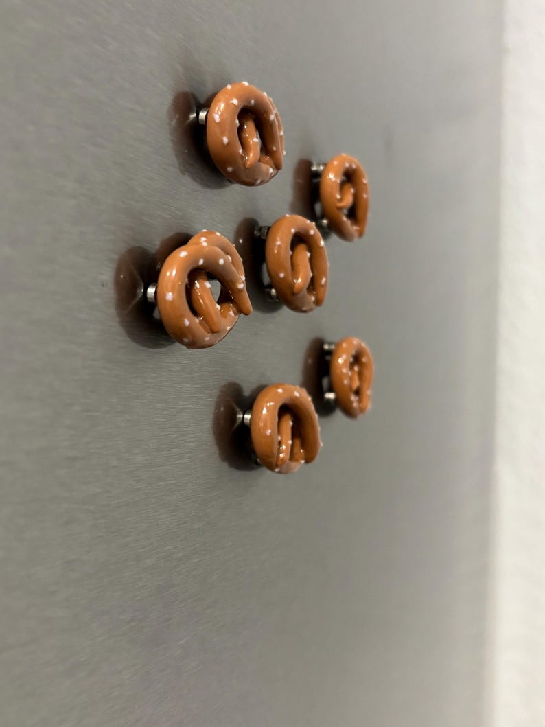 Lot de 3 aimants réfrigérateur en pâte polymère - Bretzel, brioche à la cannelle, grain de café