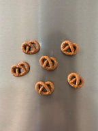 Lot de 3 aimants réfrigérateur en pâte polymère - Bretzel, brioche à la cannelle, grain de café