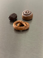 Lot de 3 aimants réfrigérateur en pâte polymère - Bretzel, brioche à la cannelle, grain de café