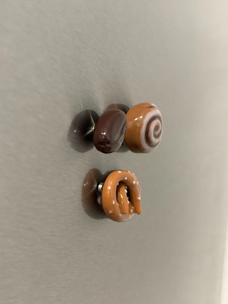 Lot de 3 aimants réfrigérateur en pâte polymère - Bretzel, brioche à la cannelle, grain de café