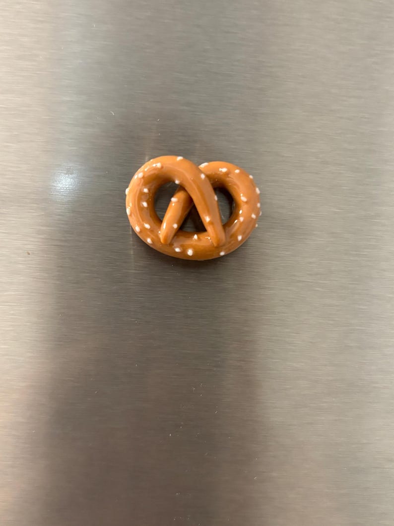 Lot de 3 aimants réfrigérateur en pâte polymère - Bretzel, brioche à la cannelle, grain de café