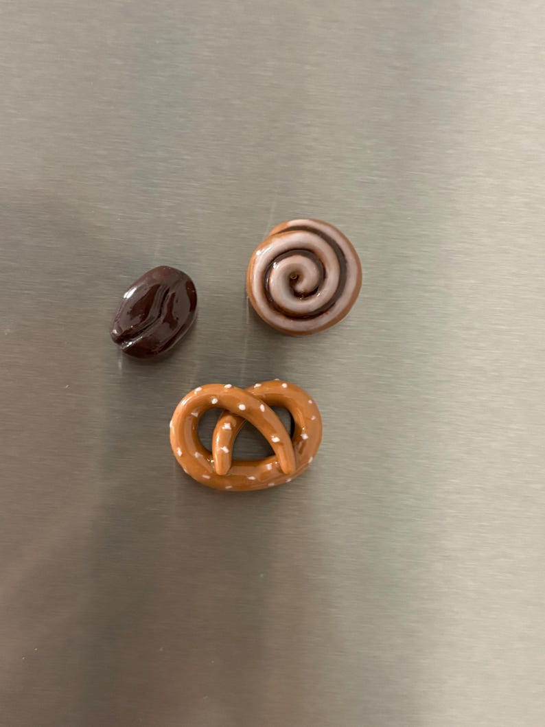 Lot de 3 aimants réfrigérateur en pâte polymère - Bretzel, brioche à la cannelle, grain de café