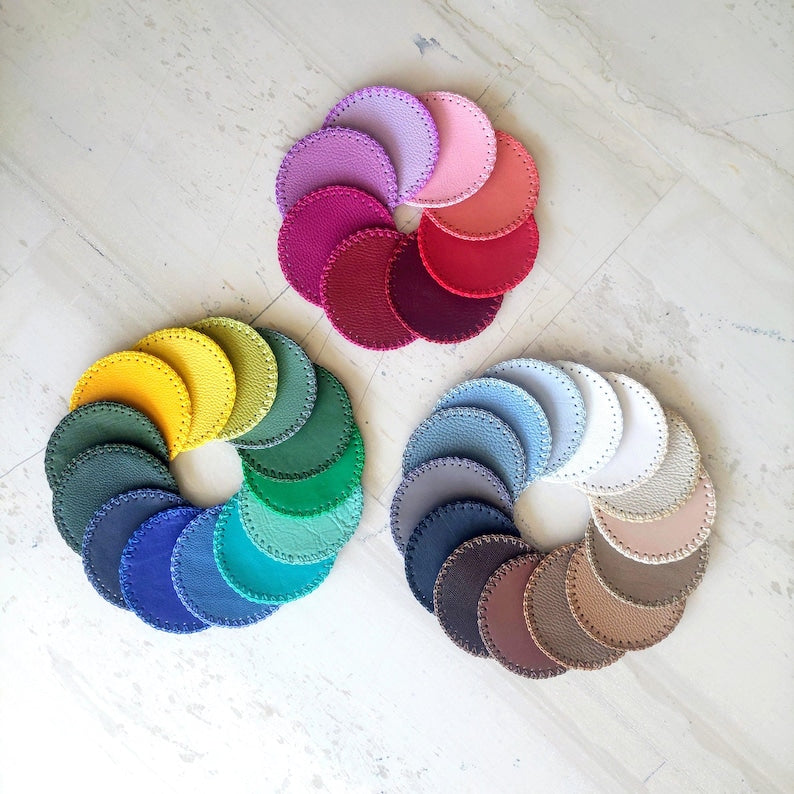 Sous-verre rond en cuir fait main multicolore, diamètre 10 cm