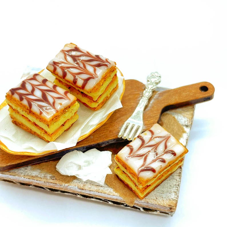 Magnet frigo miniature millefeuille, accessoire maison de poupée 1:12, pâtisserie française artisanale