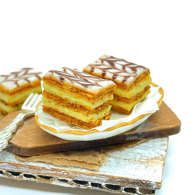 Magnet frigo miniature millefeuille, accessoire maison de poupée 1:12, pâtisserie française artisanale