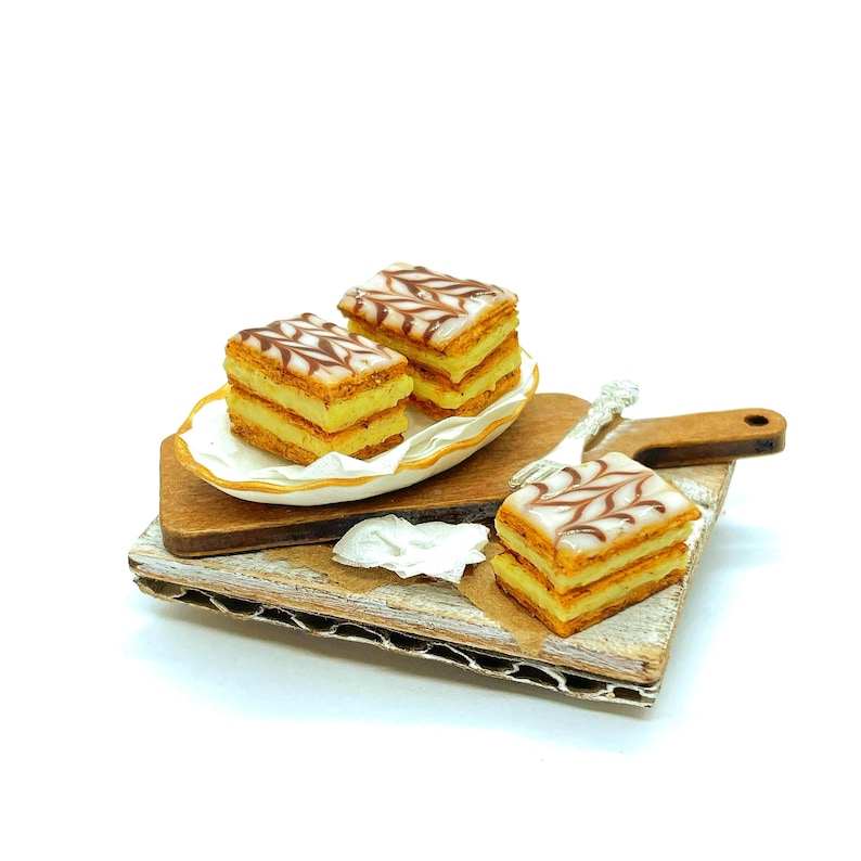 Magnet frigo miniature millefeuille, accessoire maison de poupée 1:12, pâtisserie française artisanale
