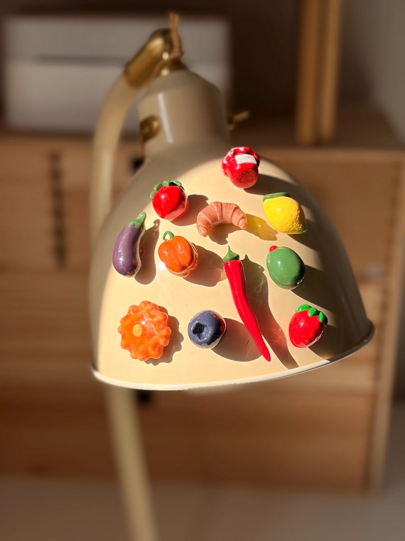 Mini aimants alimentaires en pâte polymère pour réfrigérateur - croissant, olive, myrtille