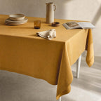 Nappe en lin ocre jaune avec ourlets profonds 4 cm et coins à onglet, 100% lin, lavable en machine