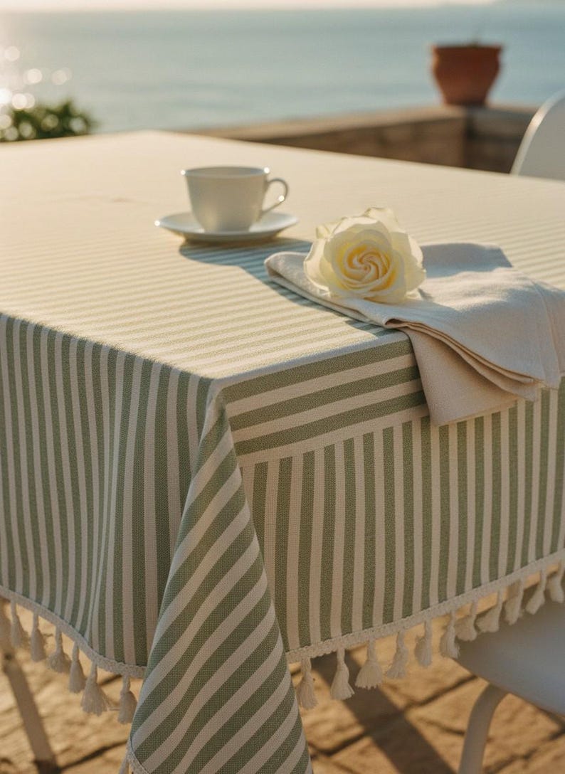 Nappe Rectangulaire Rayée en Coton et Lin avec Pompons